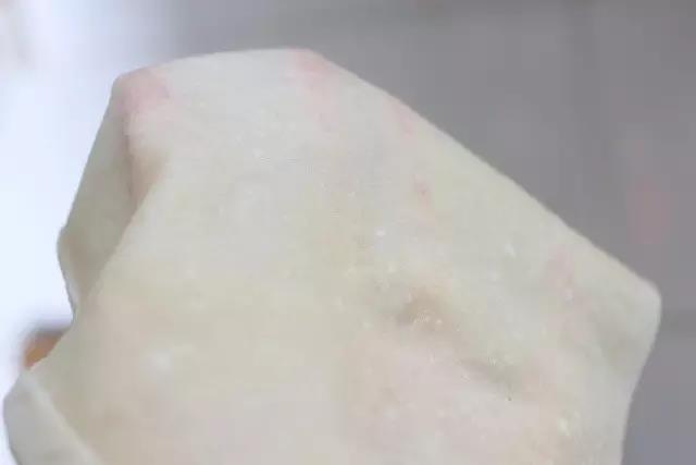 擀成大概直径20厘米的薄饼，热水上锅蒸12-15分钟，趁热揭开。