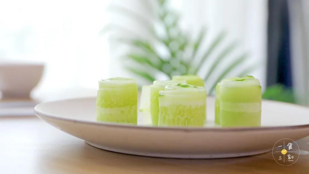 两张青瓜片叠起来，卷成小卷，放到盘子中