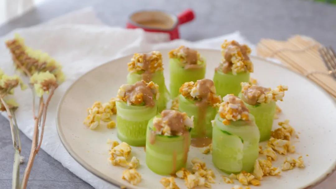 酱料我们试过不加醋的版本，会更加厚重咸味些。有了醋的调和，酱汁变得轻盈又爽口些。