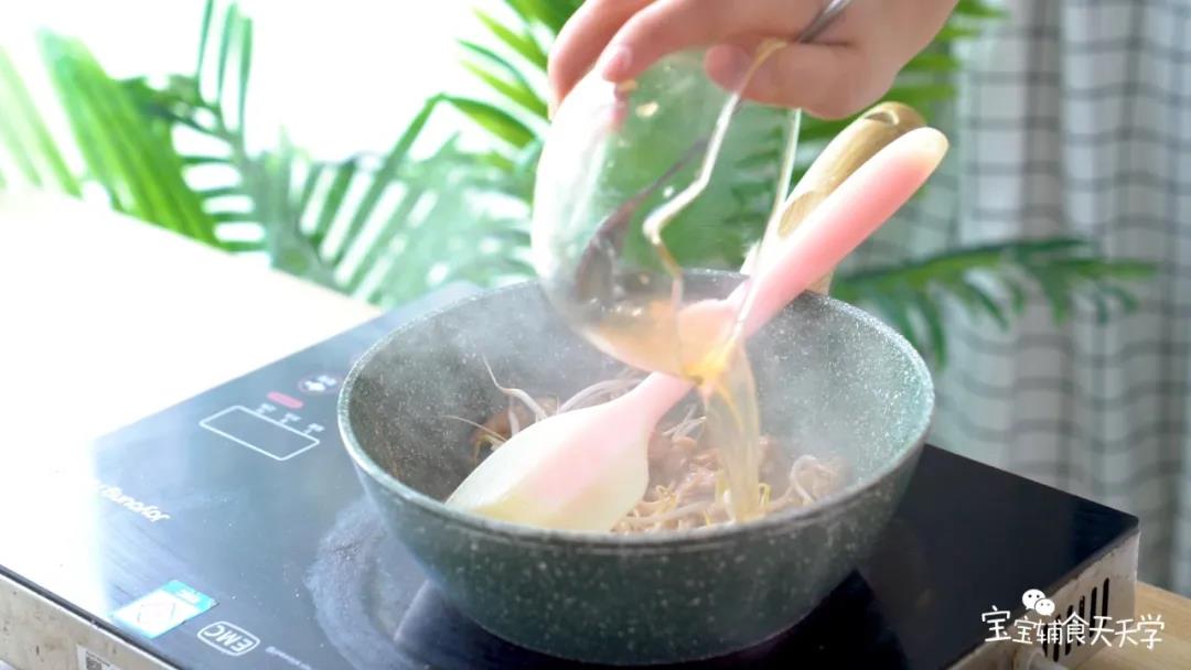 加入少许的水，焖至软熟