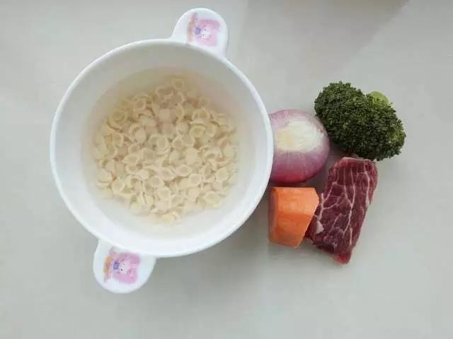 准备食材，意面浸泡十分钟后煮熟。