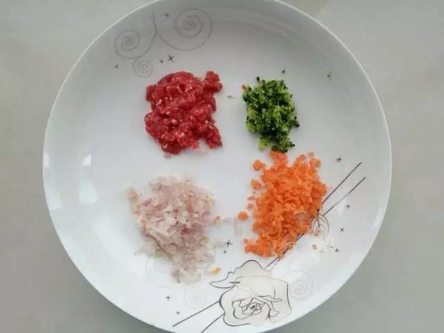 牛肉、胡萝卜、小洋葱切末，西兰花提前焯水，三分之一的西兰花切末。
