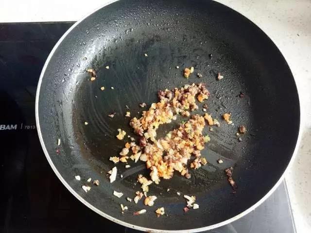 锅中加油，加入洋葱末、牛肉末炒香。