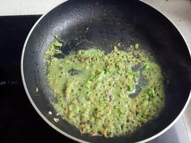 倒入西兰花汁和西兰花末翻炒。
