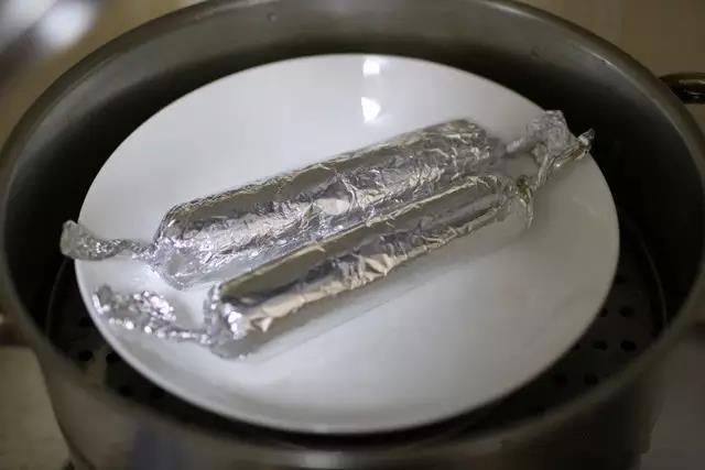 像包糖果一样包牛肉肠。大火入锅蒸20分钟。