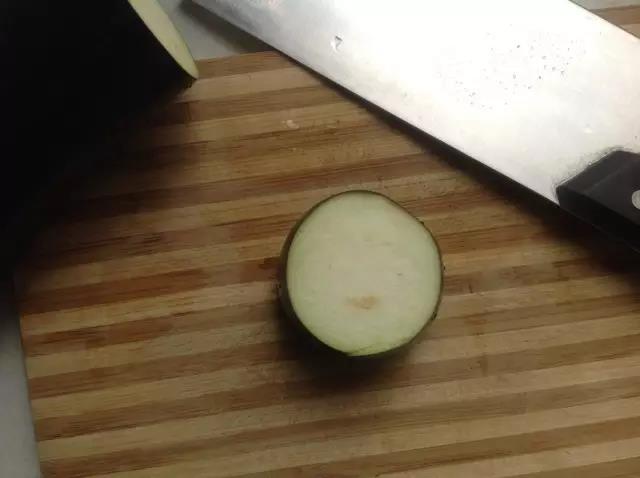 第3步：茄子洗净切下一片。