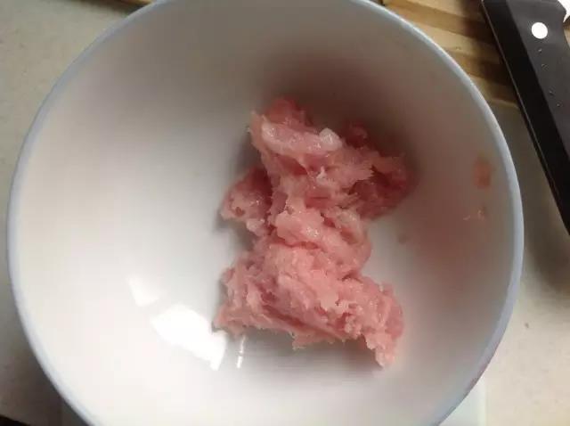第5步：取50克猪肉泥。