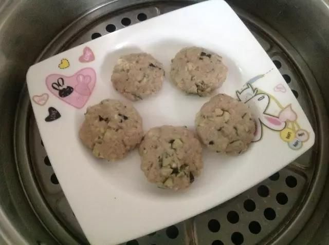第10步：分成5份搓成肉饼，上锅蒸10分钟。