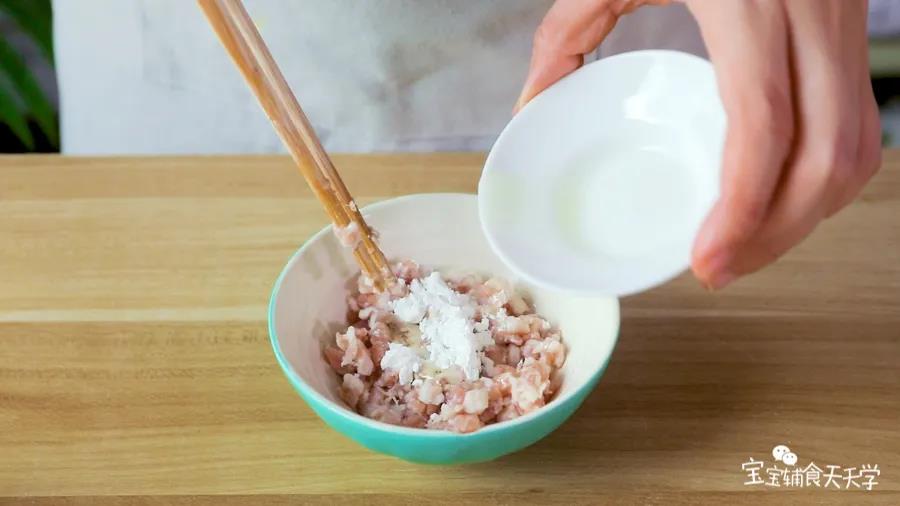 肉末放入玉米淀粉、食用油，腌制一下