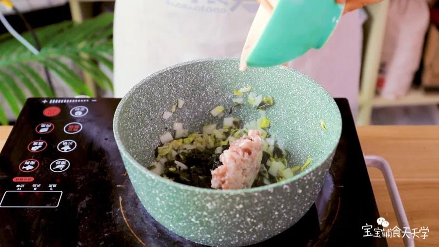 锅里倒油，小火加热，倒入紫菜和大白菜、肉末炒香
