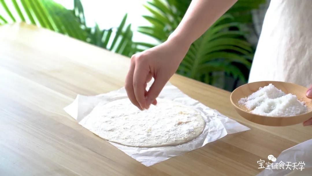 手抓饼撒上椰蓉