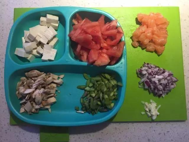 根据宝宝咀嚼能力将食物分别切好。