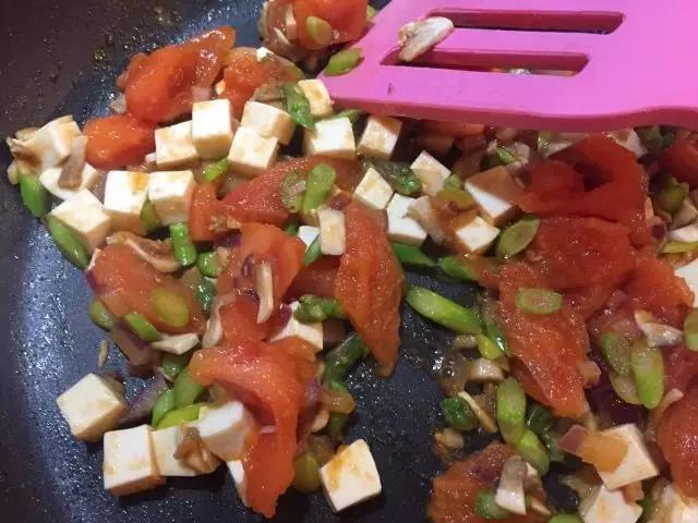 依次放入口蘑、豆腐、芦笋翻炒片刻。