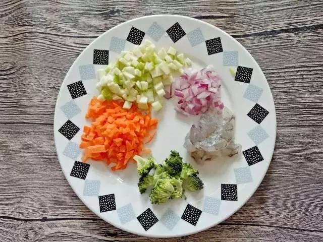 虾仁去虾肠切丁，西兰花、胡萝卜、西葫芦分别切丁。