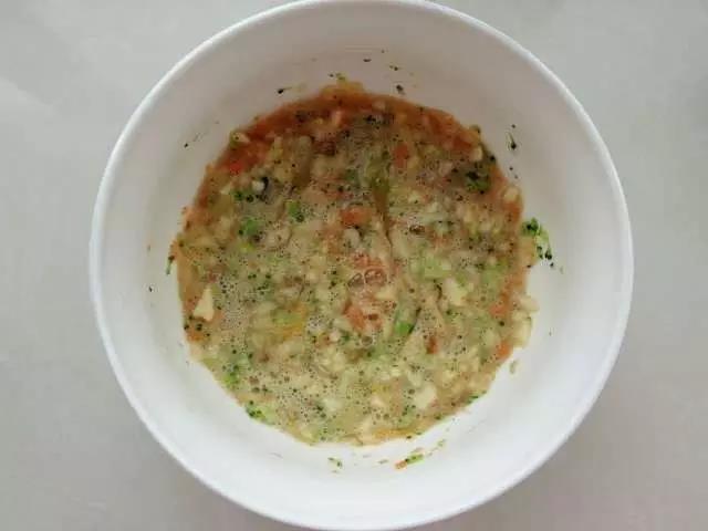 第3步：把苹果、胡萝卜、西兰花放入碗中，打入鸡蛋搅拌均匀。