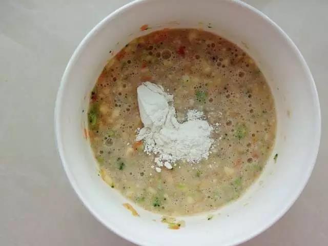 第6步：加入面粉和10克凉白开搅拌均匀。