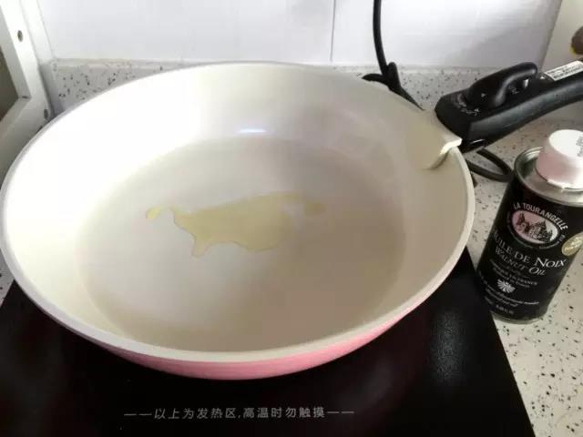 锅内倒入少许油。