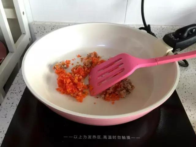 彩椒、胡萝卜、香菇倒入锅内翻炒。