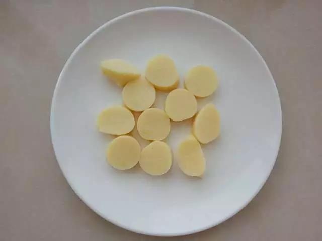 第2步：日本豆腐切小段。