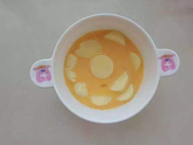 第4步：日本豆腐放入打散的鸡蛋中。