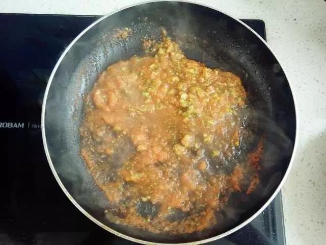 第7步：倒西兰花翻炒均匀。