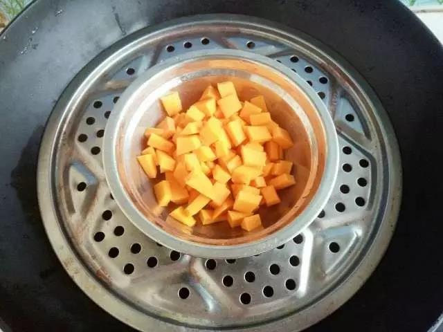 南瓜去皮切丁入锅蒸熟透。