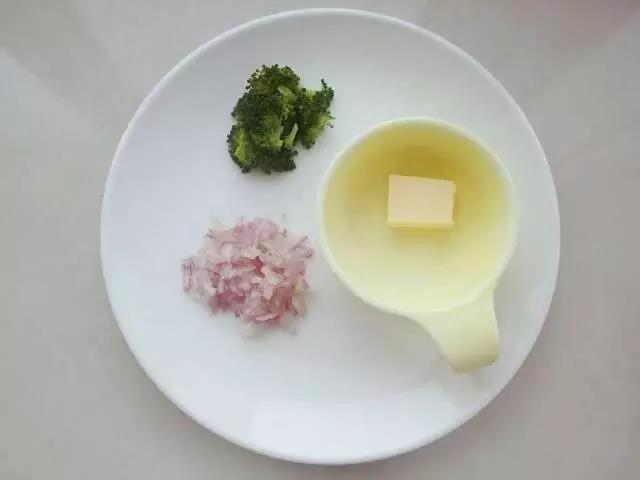 西兰花焯水后分成小朵，小洋葱切末。
