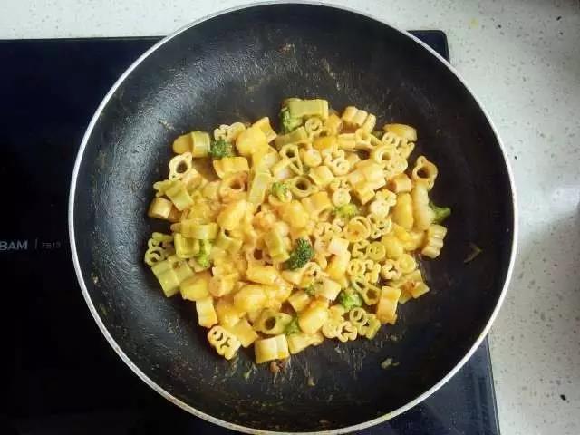 加入龙利鱼和煮熟的意面翻炒均匀即可。