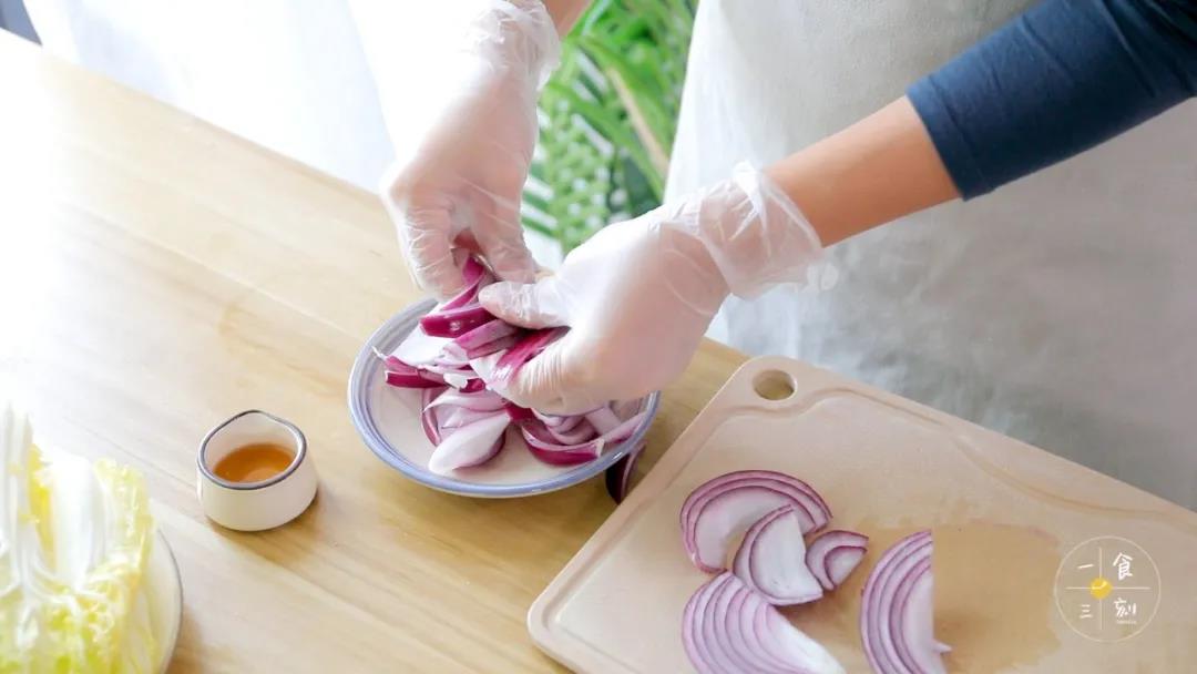 洋葱切小块，娃娃菜对半切小块，金针菇清洗干净撕小朵