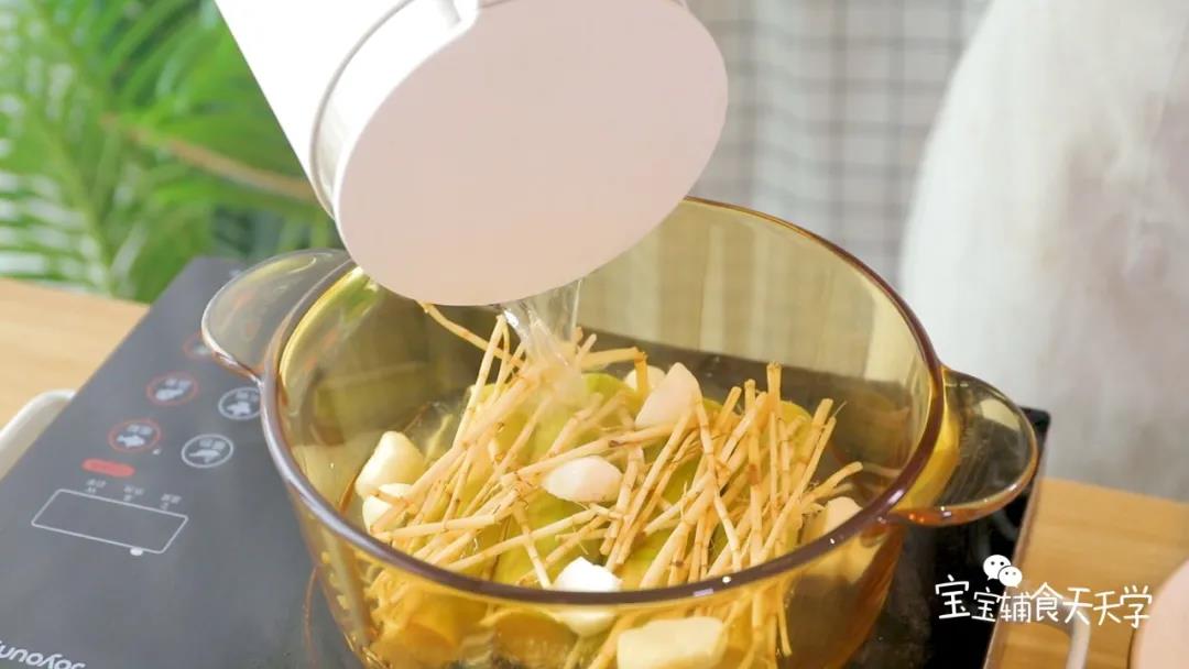 锅中加入三分之二锅的水量，盖上盖子，大火煮开