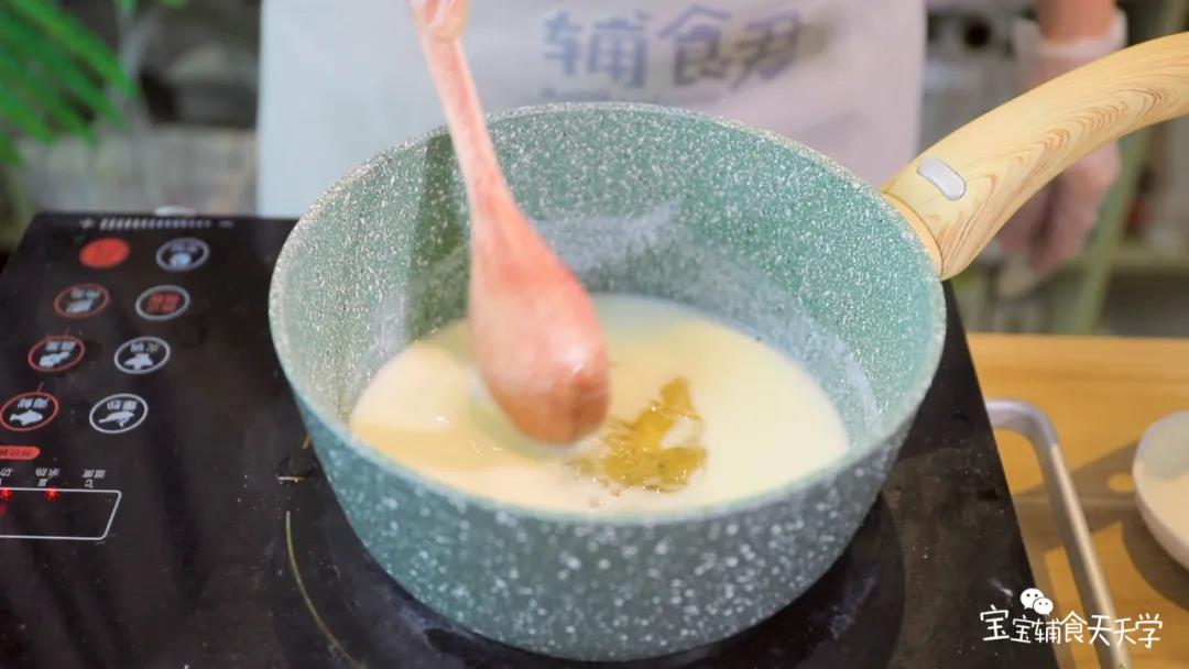 放入浸泡好的吉利丁片融化