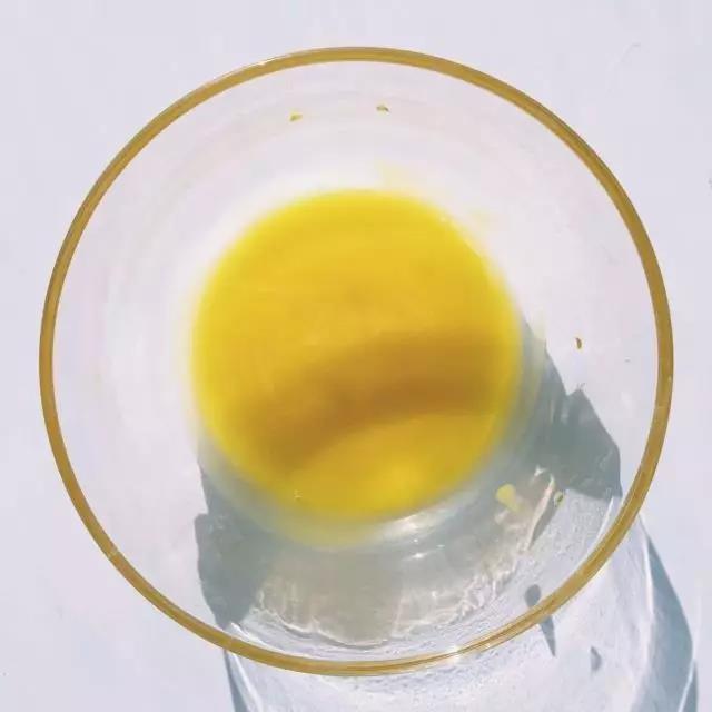 第5步：蛋黄用筷子搅拌均匀。