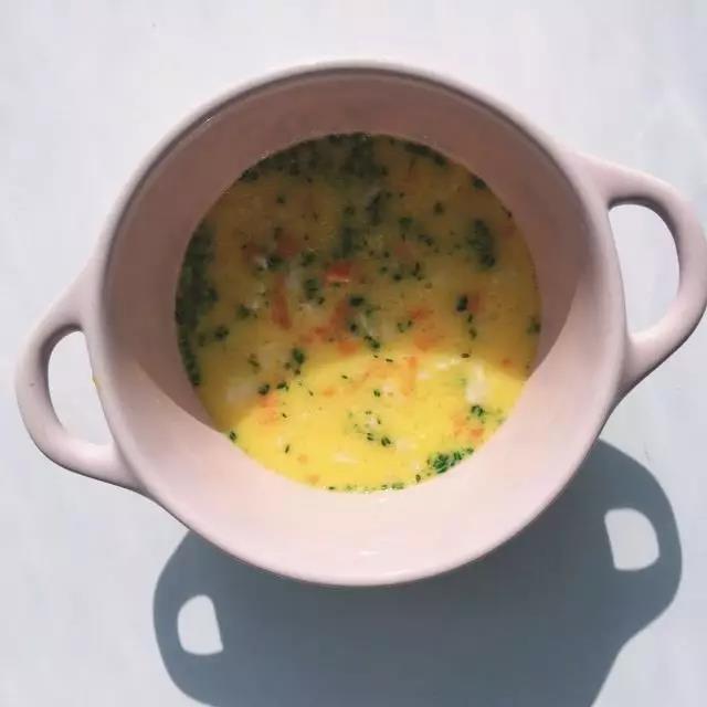 第9步：蔬菜碎和鳕鱼肉放入蛋液中搅拌均匀。