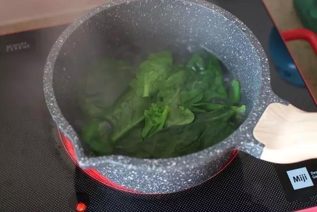 菠菜焯水。