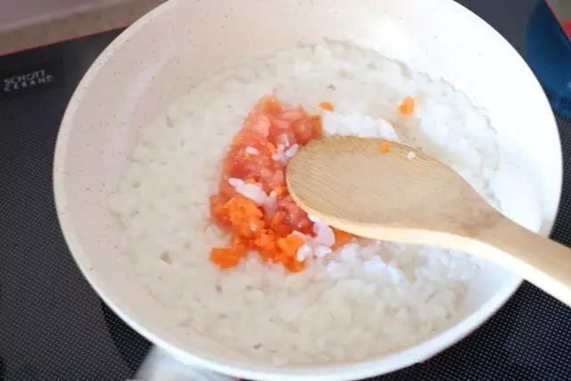 倒入西红柿和胡萝卜，翻炒。