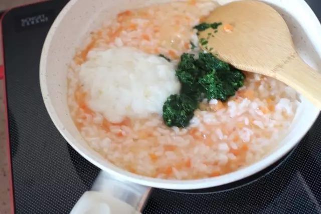 倒入鳕鱼和蔬菜碎，翻炒。