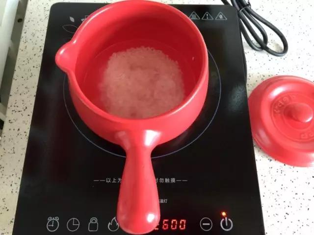 大米洗净入锅加水煮粥。