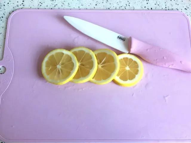柠檬切片备用。