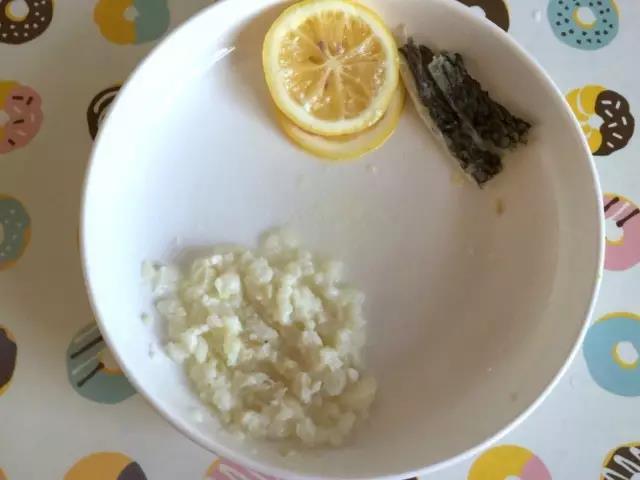 鳕鱼蒸熟后去皮去鱼刺捣碎。