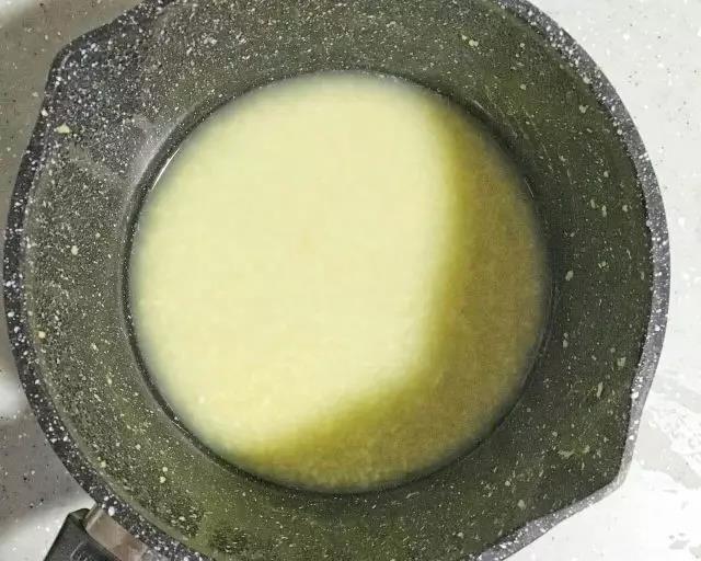 第1步：小米洗净，锅内倒入适量清水烧开，放小米中火煮五六分钟。