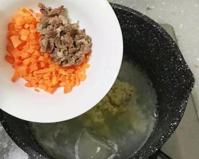 第5步：将米汤和冷冻高汤一同放入锅内，大火烧开后，依次放入羊肉、胡萝卜、粒粒面、莴笋、木耳，转中火焖煮5分钟。