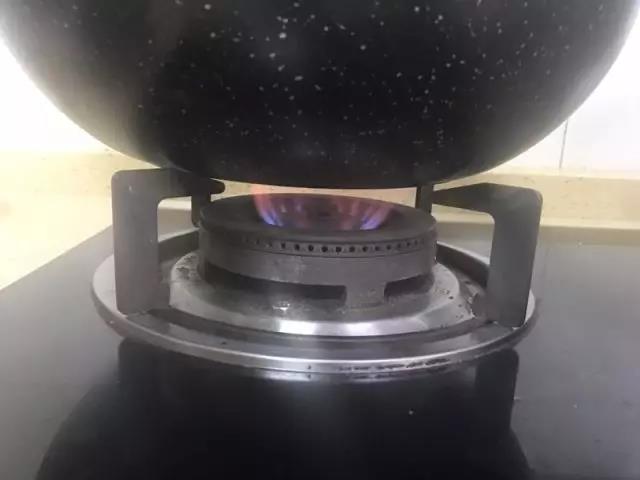 如图所示开小火，慢慢把白菜焖熟。