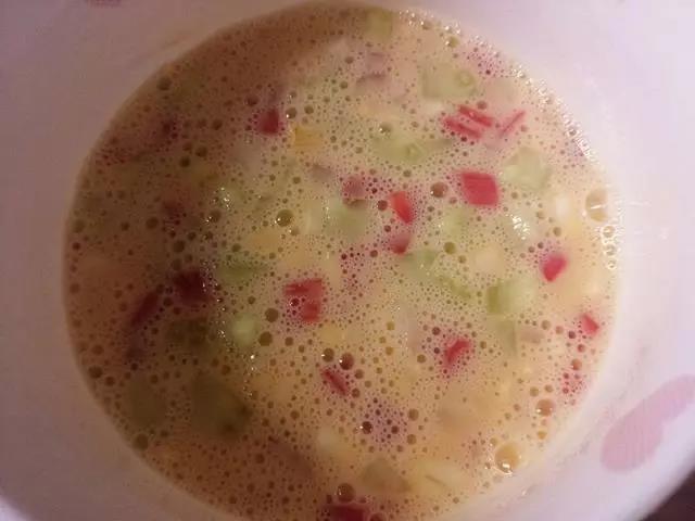 加入蔬菜丁搅匀。