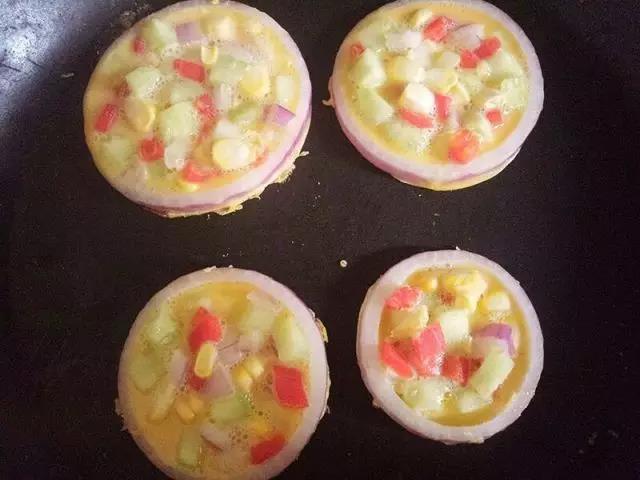 把混合蛋液倒入洋葱圈内。