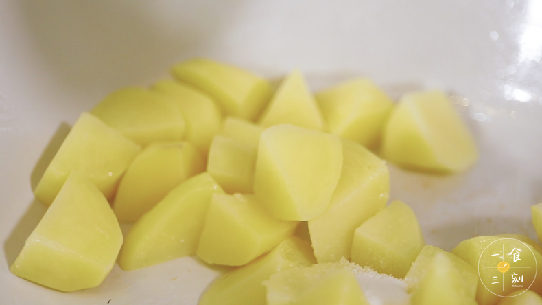 倒入土豆、加入盐翻炒