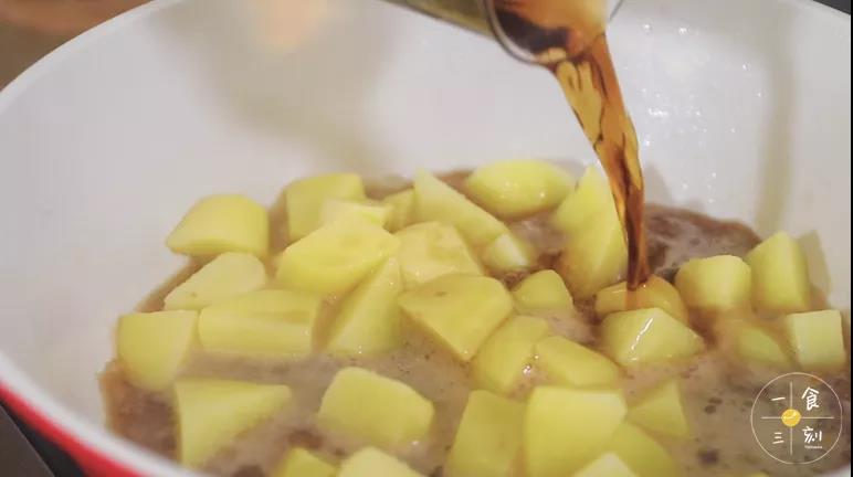 倒入可乐、生抽，大火烧开