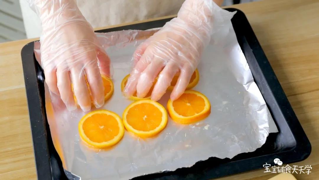 烤盘铺上锡纸后平铺上橙片