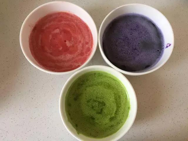 紫甘蓝、圣女果、菠菜分别切成小块，加入少量凉开水用料理棒打出汁，用滤网滤掉菜渣后放入碗中。