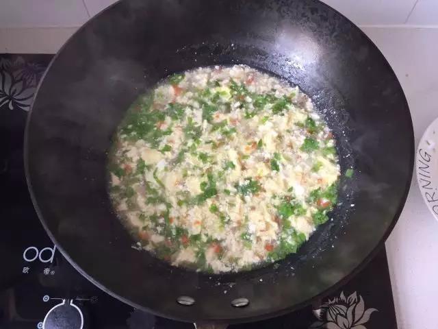 最后下入生菜碎搅拌均匀即可。