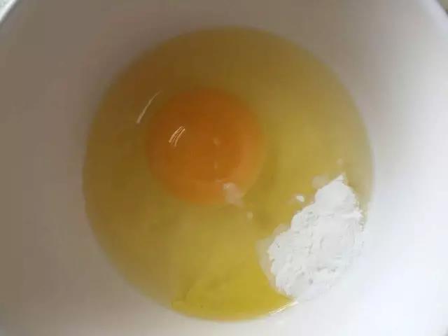 鸡蛋、玉米淀粉加上2克油搅拌均匀。